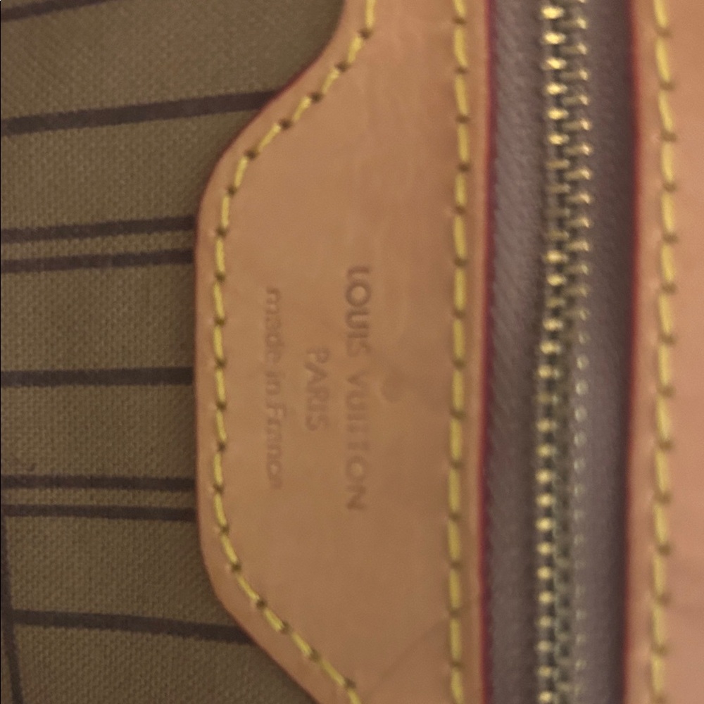 Louis Vuitton Brown Monogram Tote , 2019, MM - Picture 13 of 13